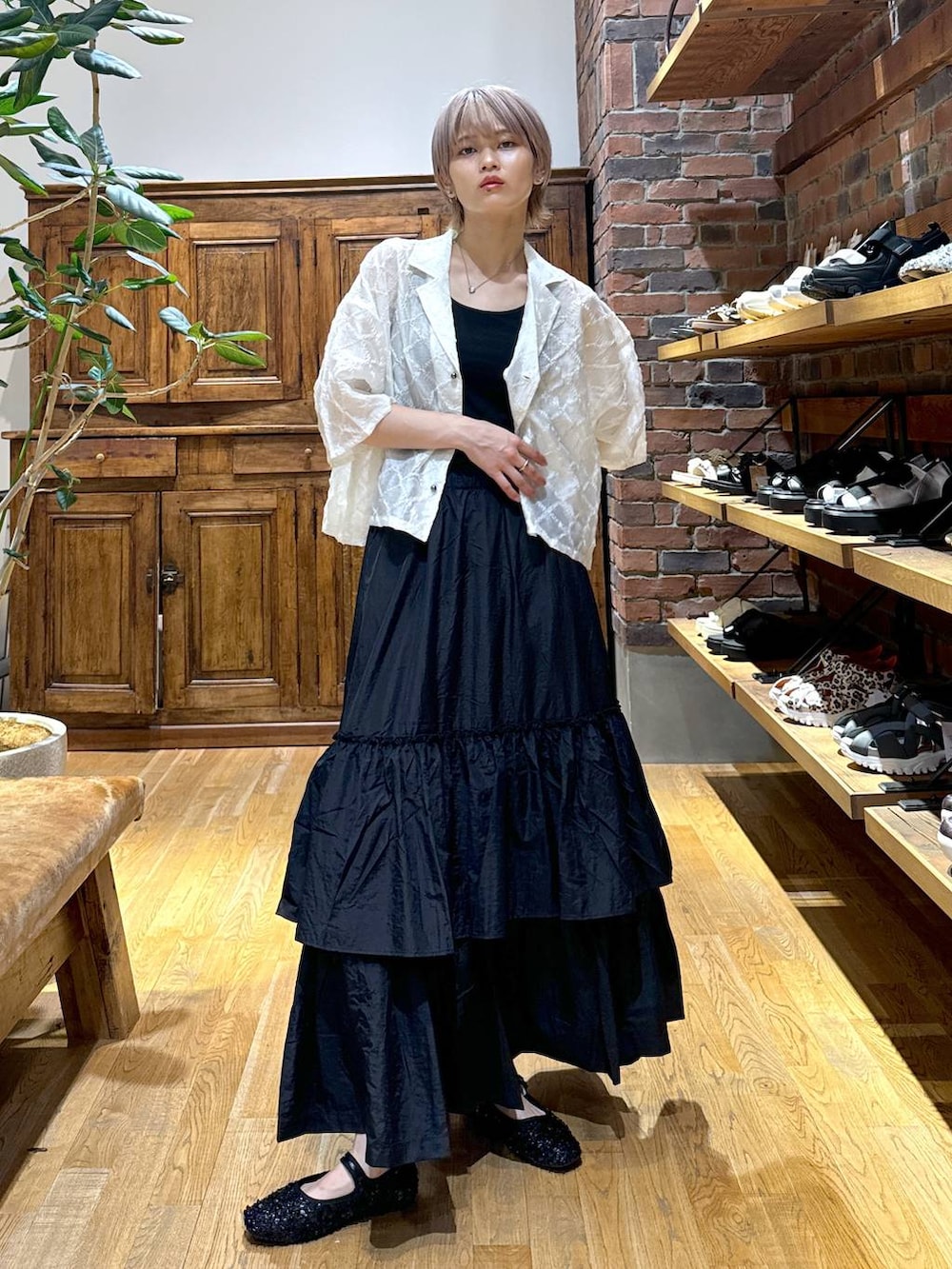 ブラック系のバレエシューズ、ブラック系のキャミソール、ブラック系のスカートを着用したレディースの夏コーディネートの2枚目の写真