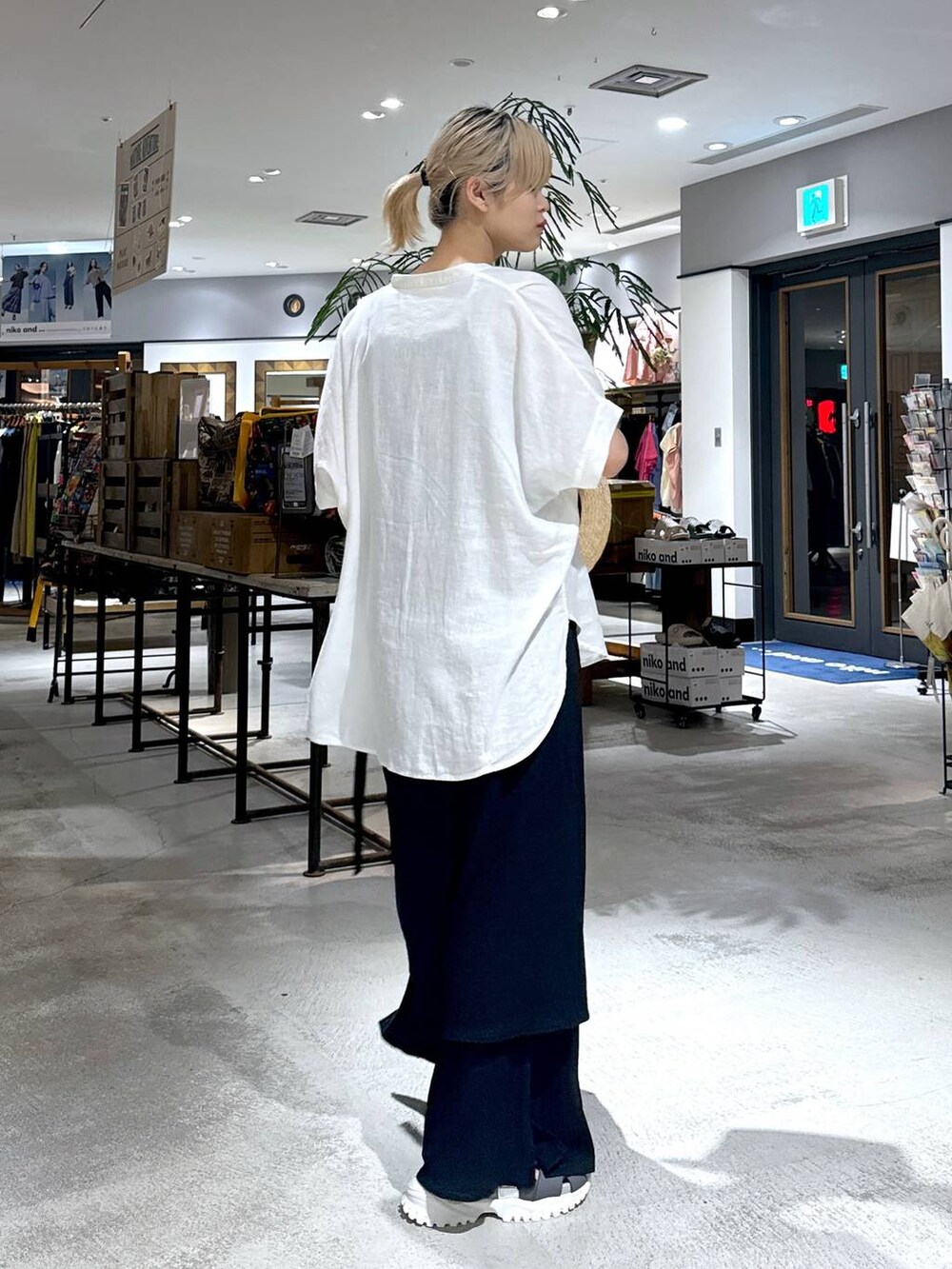 ホワイト系のシャツ/ブラウス、ベージュ系のハットを着用したレディースの春コーディネートの5枚目の写真