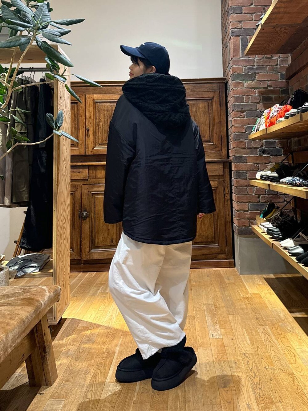 ホワイト系のその他パンツ、ブラック系のスリッポンを着用したレディースの秋コーディネートの3枚目の写真