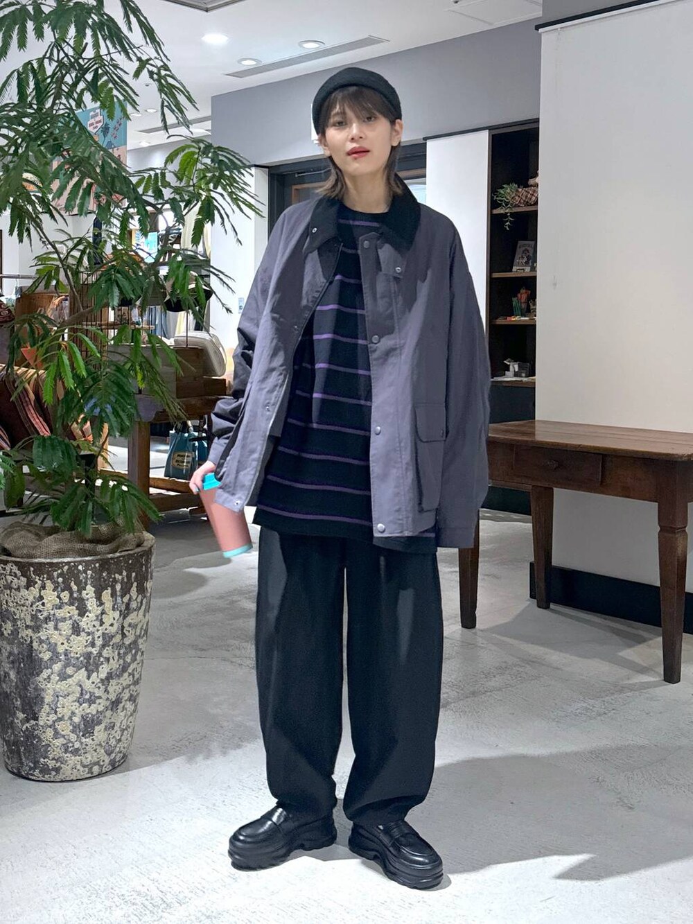 ブラック系のローファー、ブラック系のスラックス、グレー系のブルゾンを着用したレディースの冬コーディネートの5枚目の写真