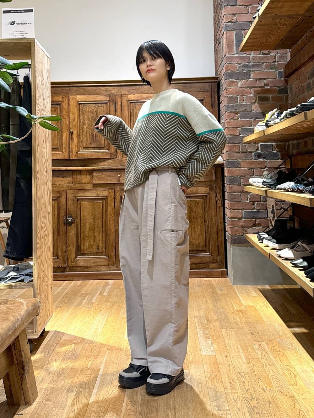 ベージュ系のその他パンツ、ブラウン系のニット/セーター、ブラック系のスニーカーを着用したレディースの冬コーディネートの4枚目の写真