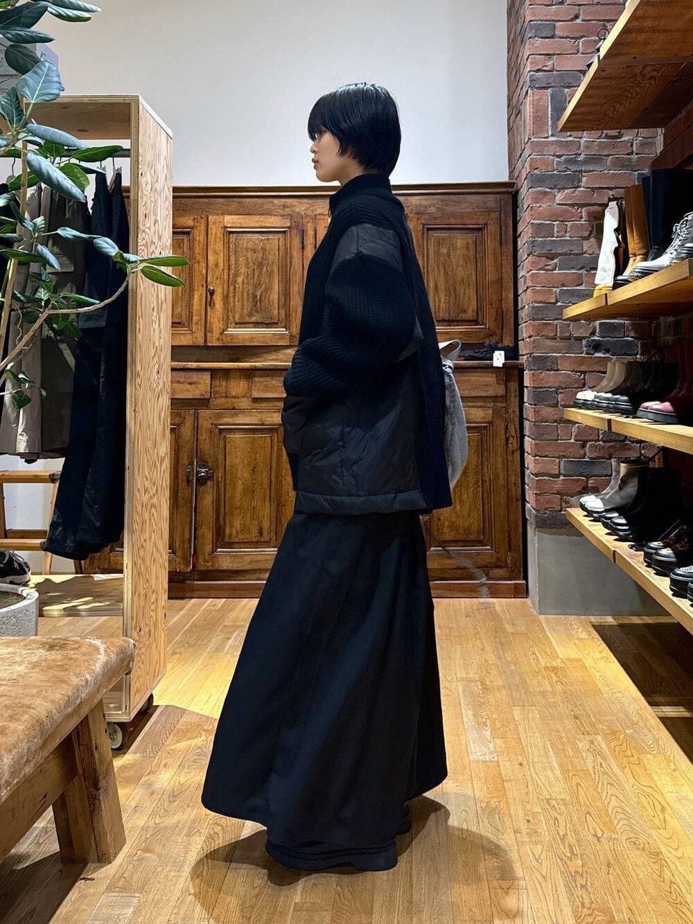 ブラック系のブルゾン、グレー系のバックパック/リュックを着用したレディースの秋コーディネートの2枚目の写真