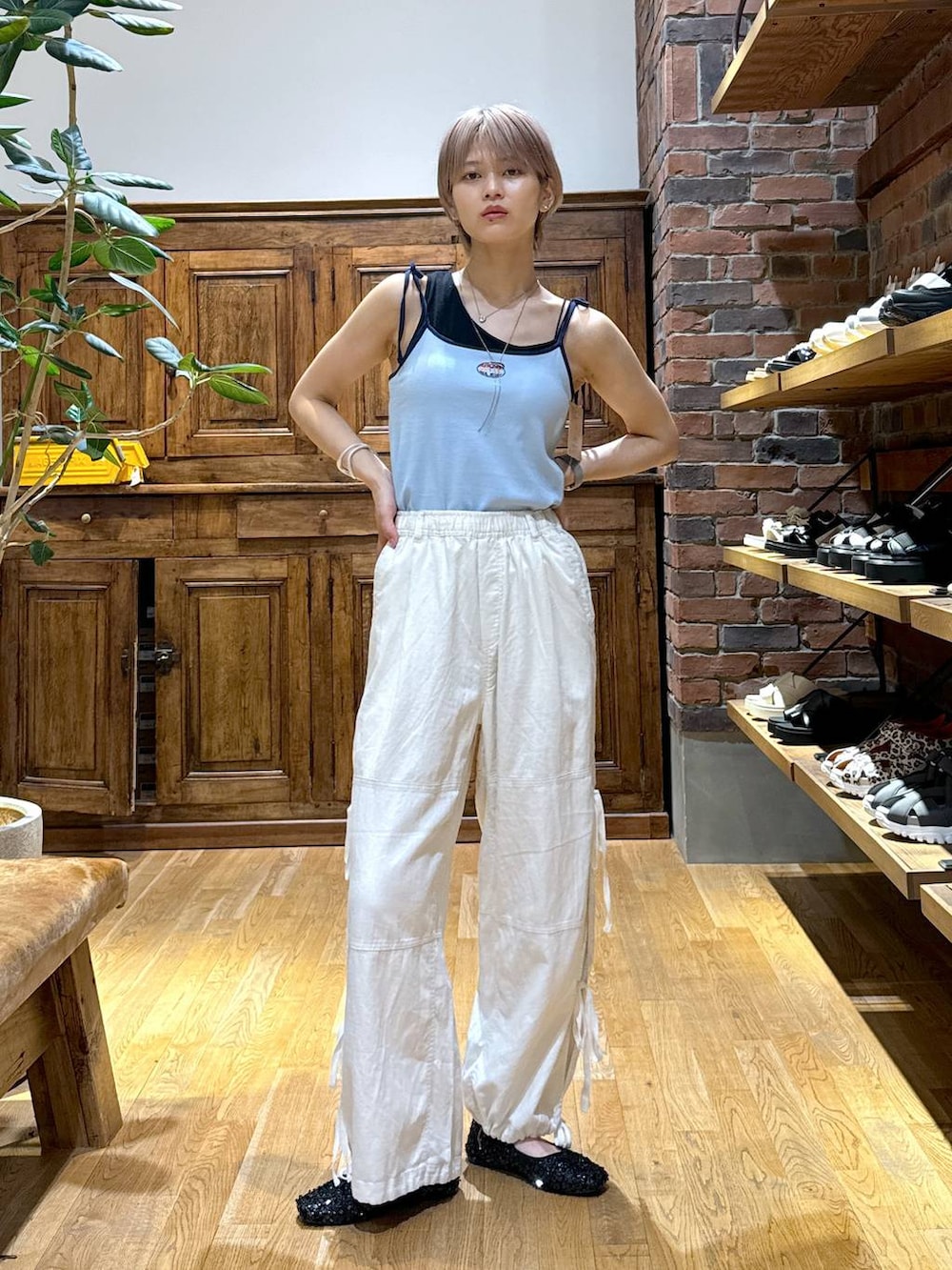 ブラック系のタンクトップ、ブラック系のバレエシューズ、ベージュ系のその他パンツを着用したレディースの夏コーディネートの2枚目の写真