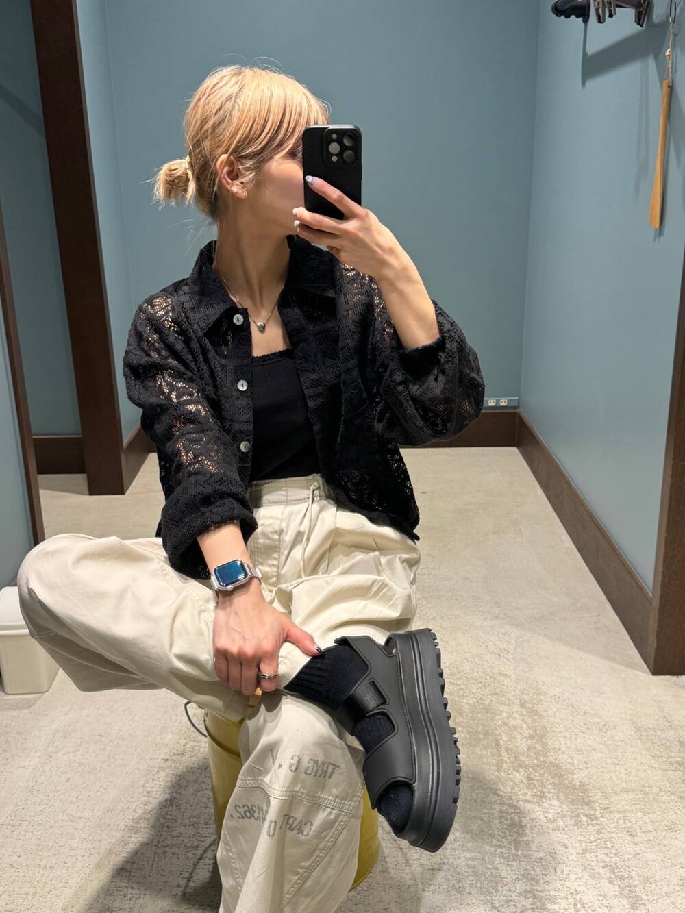 ブラック系のタンクトップ、ブラック系のシャツ/ブラウス、ベージュ系のその他パンツを着用したレディースの春コーディネートの2枚目の写真