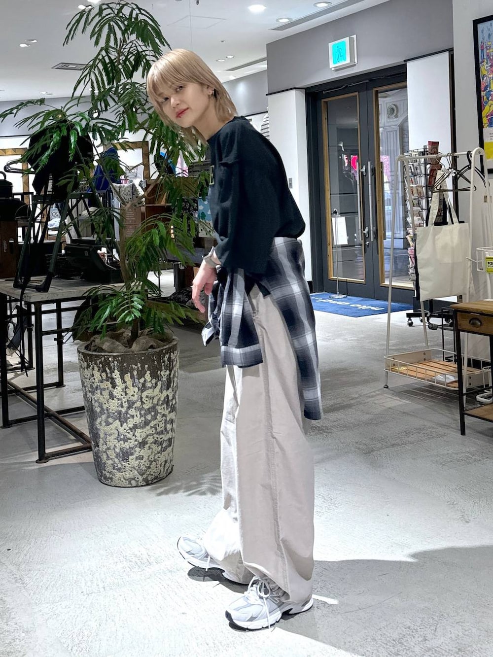 ブラック系のTシャツ/カットソー、グレー系のスニーカー、ブラック系のシャツ/ブラウスを着用したメンズの春コーディネートの3枚目の写真