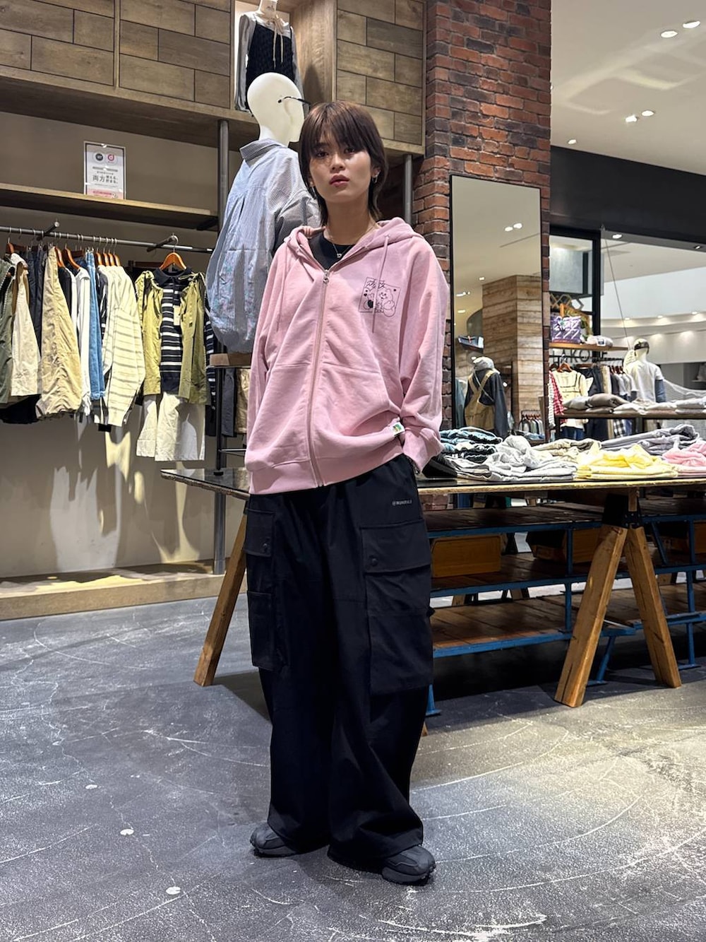 「ワントーン、カジュアル、韓国系、春コーデ、骨格ウェーブ、高身長、niko and ...、パーカー」｜「NEW BALANCEの【New Balance(ニューバランス)】WS327 TBC（スニーカー、ブラック系）」を使った、もずさん（レディース・165cm）の春コーディネートの4枚目の写真