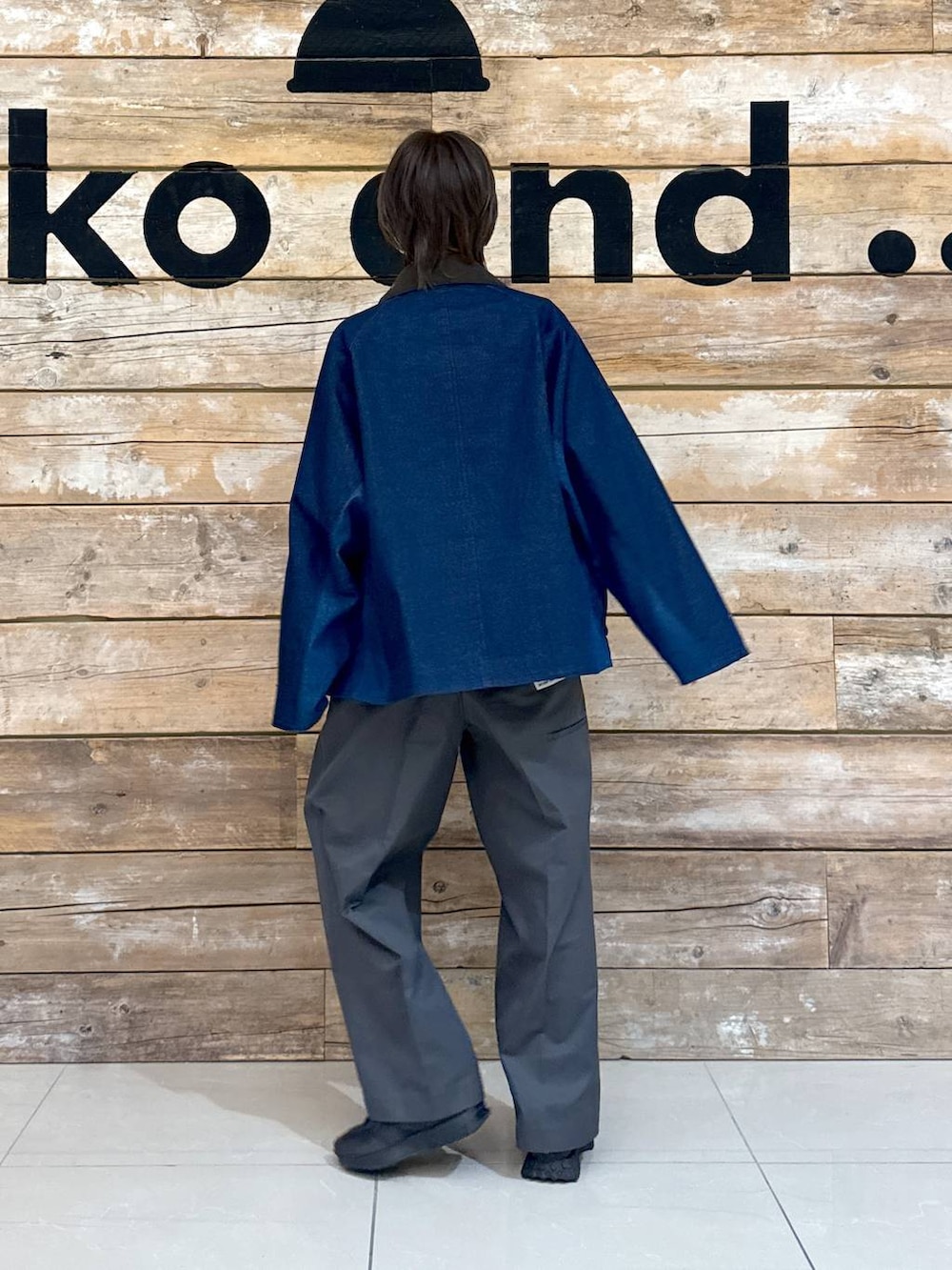 ピンク系のシャツ/ブラウス、ブルー系のブルゾン、ブラック系のスニーカーを着用したレディースの冬コーディネートの3枚目の写真