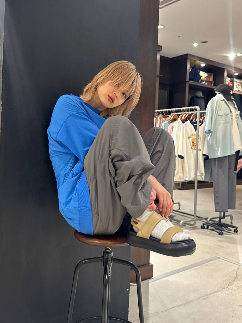 イエロー系のサンダル、グレー系のその他パンツを着用したレディースの春コーディネートの4枚目の写真