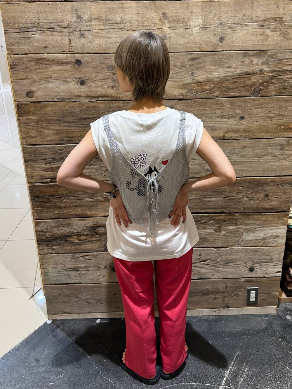 グレー系のキャミソール、ピンク系のその他パンツを着用したレディースの夏コーディネートの2枚目の写真