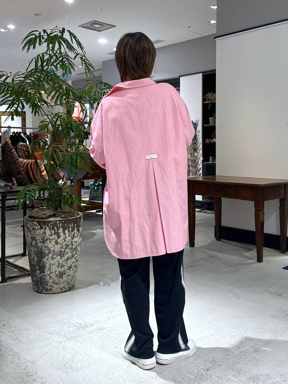 ブラック系のその他パンツ、ベージュ系のTシャツ/カットソーを着用したレディースの冬コーディネートの2枚目の写真