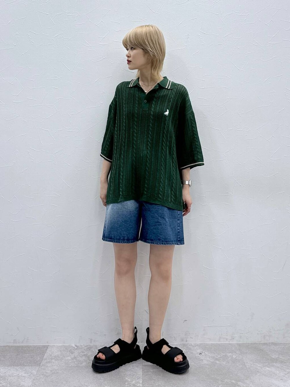 ブラック系のサンダルを着用したレディースの春コーディネートの4枚目の写真