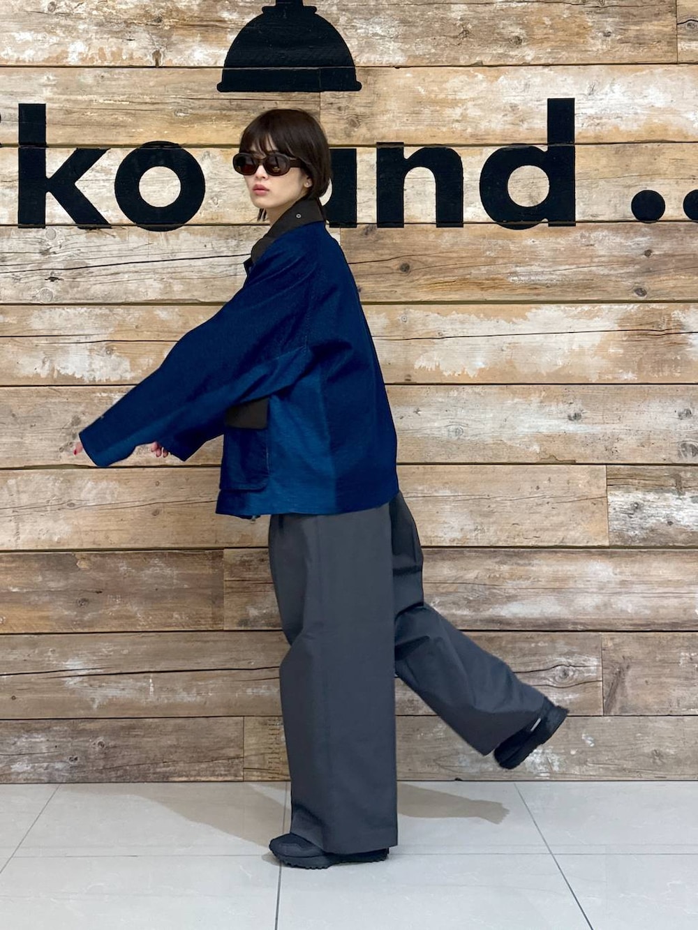 ピンク系のシャツ/ブラウス、ブルー系のブルゾン、ブラック系のスニーカーを着用したレディースの冬コーディネートの4枚目の写真