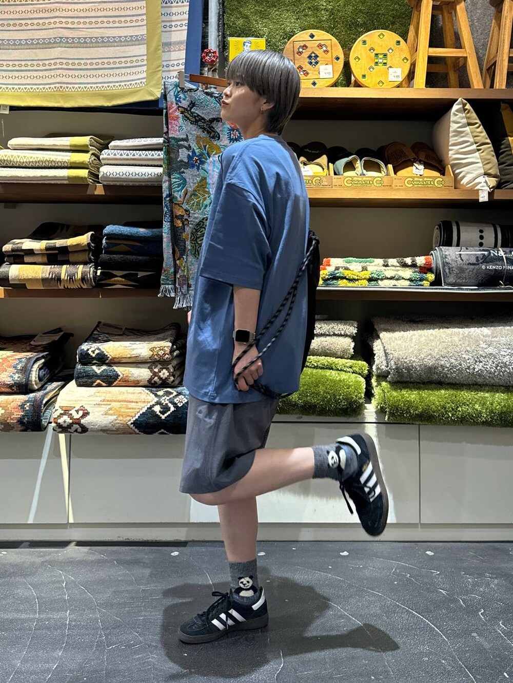 ブラック系のバックパック/リュック、グレー系のその他パンツ、ブルー系のTシャツ/カットソーを着用したメンズの夏コーディネートの3枚目の写真