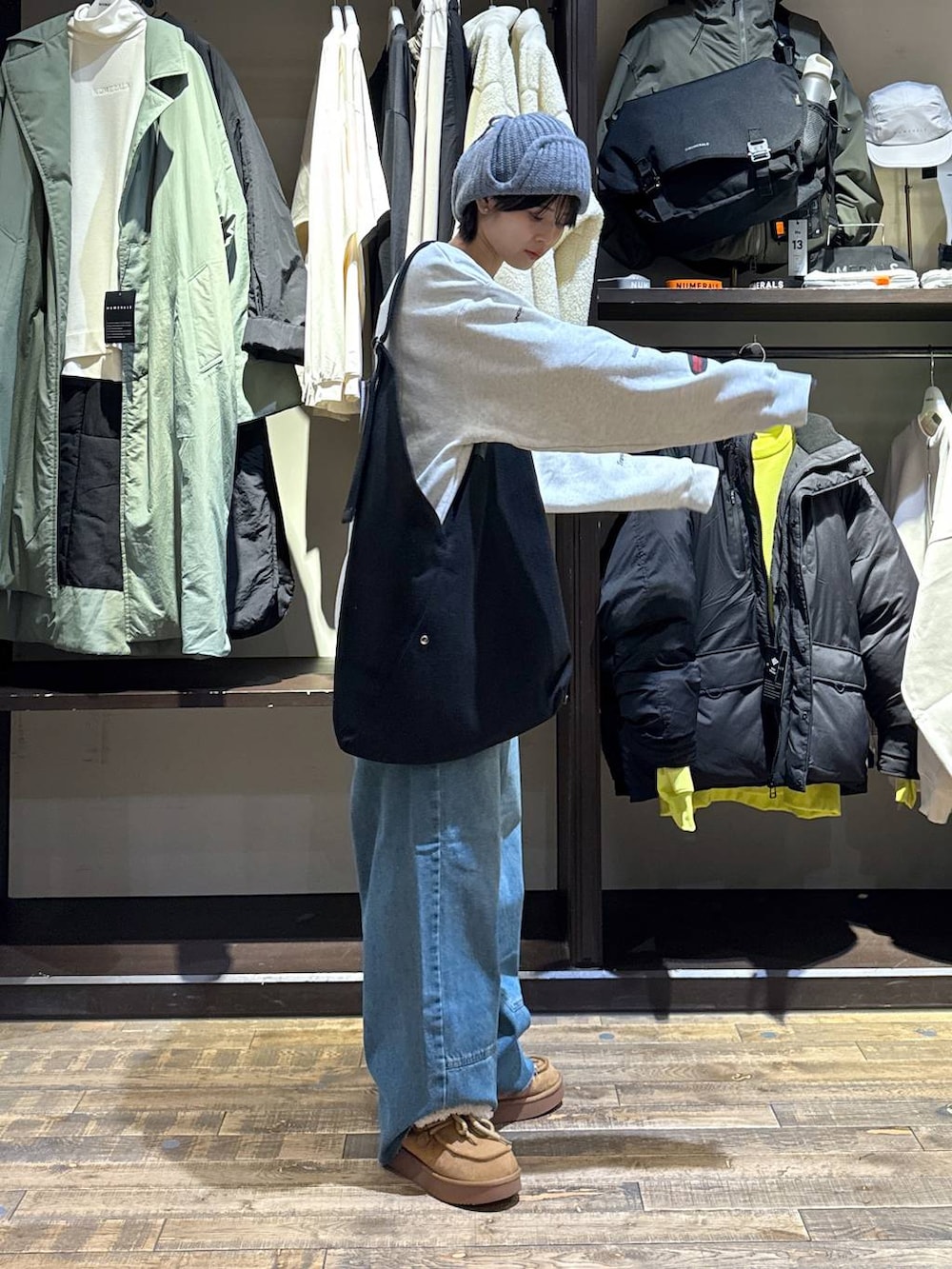 イエロー系のモカシン/デッキシューズ、ブラック系のトートバッグ、グレー系のスウェットを着用したレディースの冬コーディネートの2枚目の写真