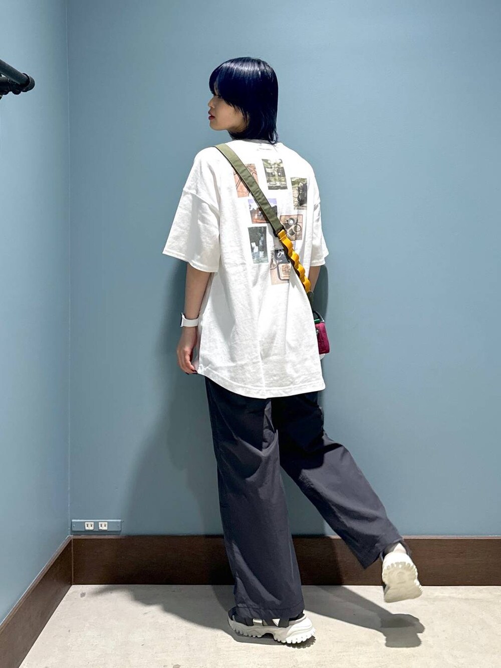 グレー系のその他パンツ、ホワイト系のTシャツ/カットソー、グリーン系のショルダーバッグを着用したレディースの春コーディネートの4枚目の写真