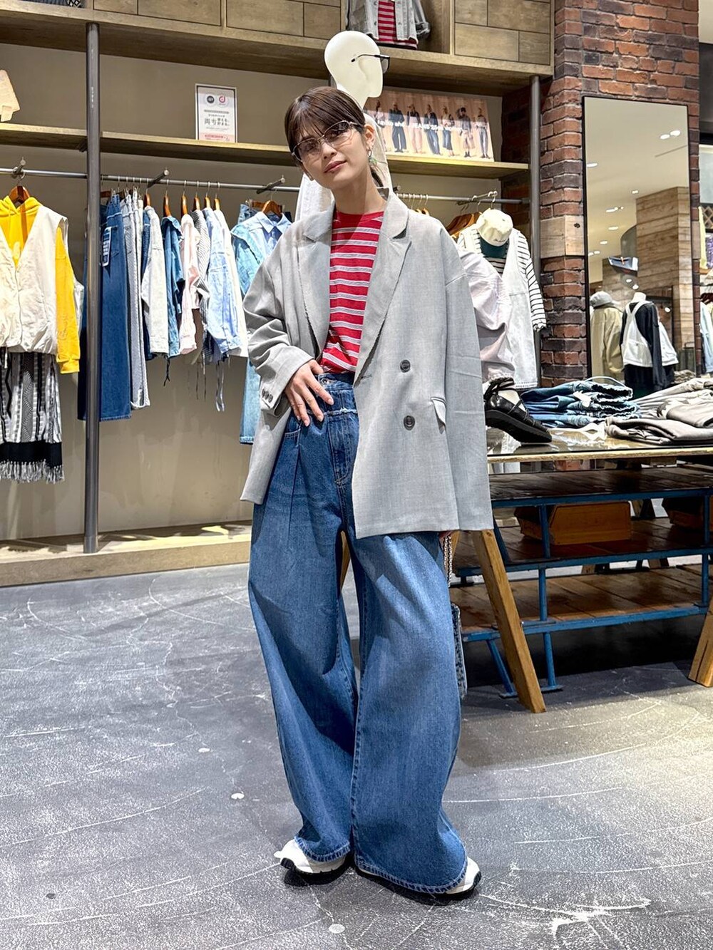 「ワントーン、カジュアル、韓国系、春コーデ、骨格ウェーブ、高身長、niko and ...、ジャケット、ジャケットスタイル、デニムパンツ」|「niko and...のホヅホヅBIGダブルジャケット(テーラードジャケット、グレー系)」を使った、もずさん(レディース・165cm)の冬コーディネートの4枚目の写真