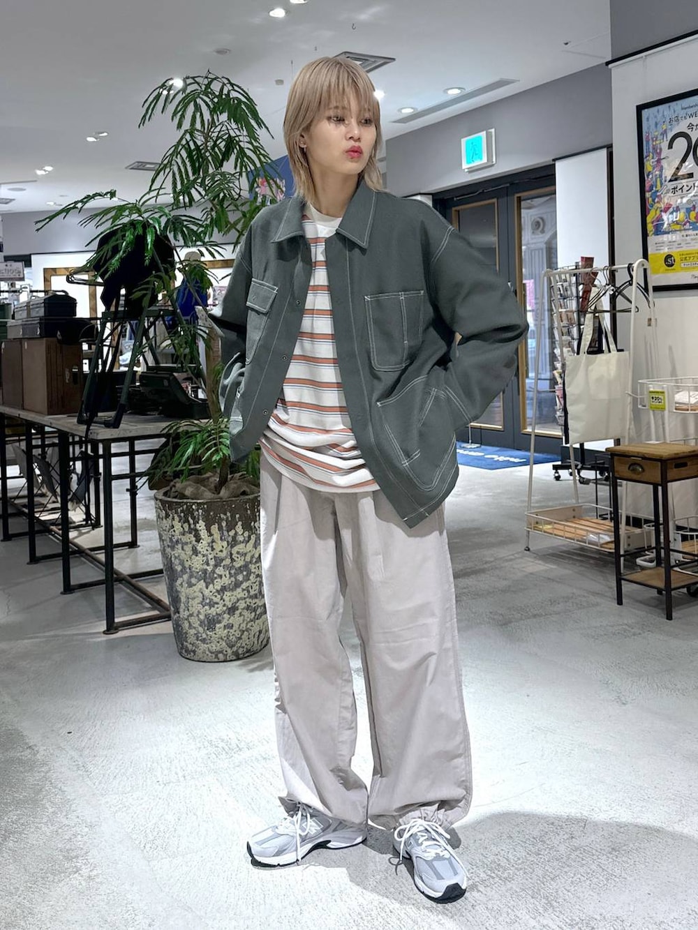 グレー系のスニーカー、ベージュ系のTシャツ/カットソー、グリーン系のその他アウターを着用したメンズの春コーディネートの3枚目の写真