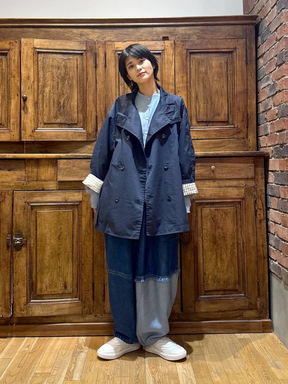 ブルー系のトレンチコート、ブルー系のデニムパンツ、ブルー系のシャツ/ブラウスを着用したレディースの冬コーディネートの4枚目の写真