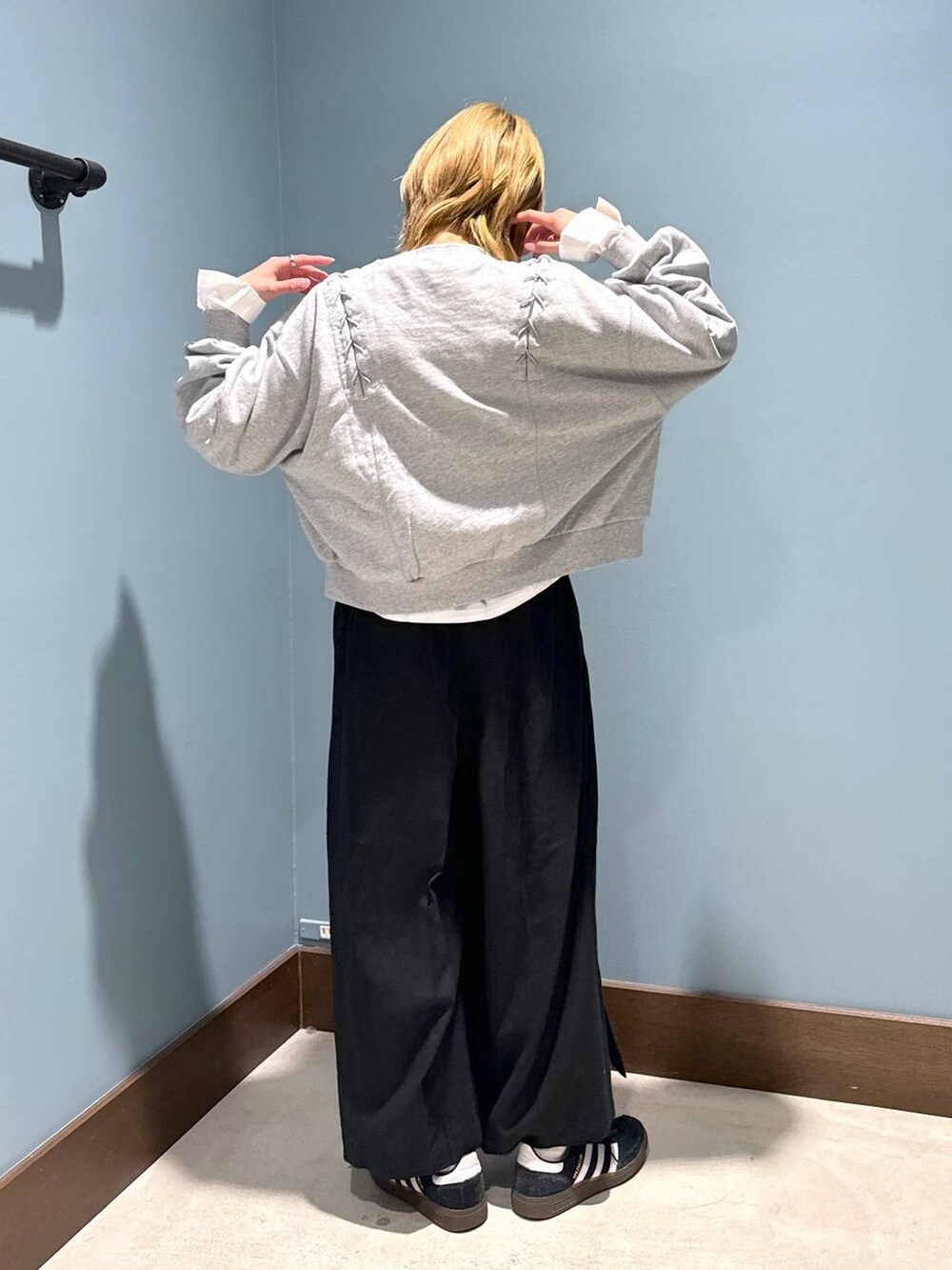 グレー系のTシャツ/カットソー、ホワイト系のシャツ/ブラウス、ブラック系のその他パンツを着用したレディースの春コーディネートの3枚目の写真