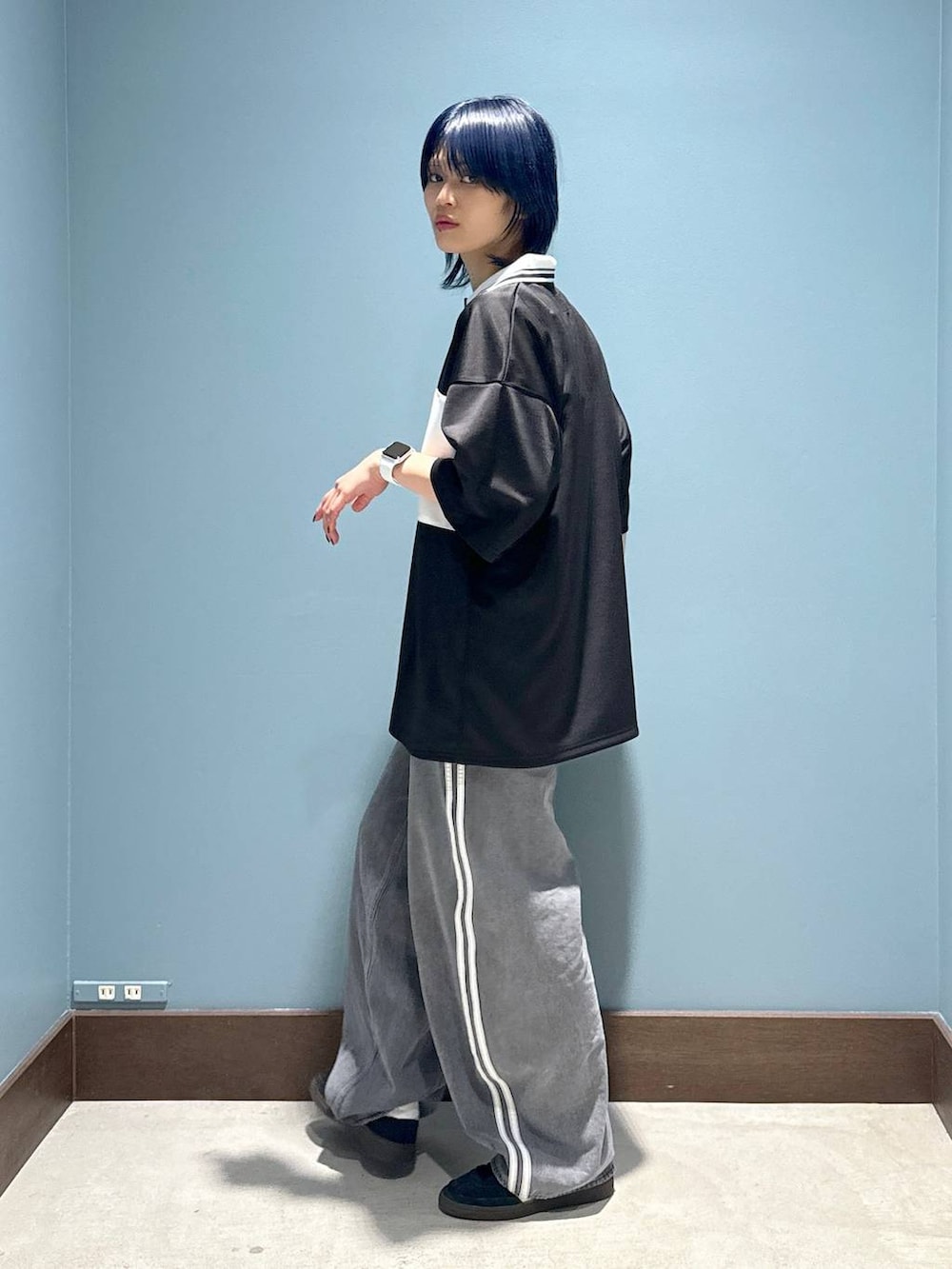 ブラック系のTシャツ/カットソーを着用したレディースの春コーディネートの4枚目の写真