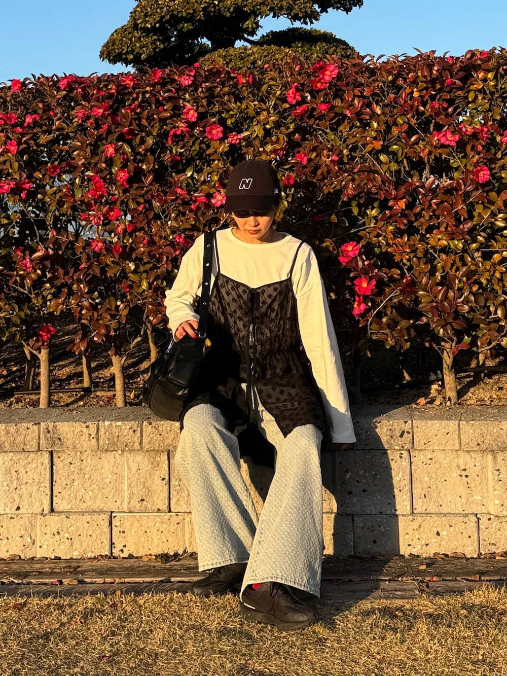 ホワイト系のTシャツ/カットソー、ブラック系のショルダーバッグ、ブラック系のワンピースを着用したレディースの冬コーディネートの3枚目の写真