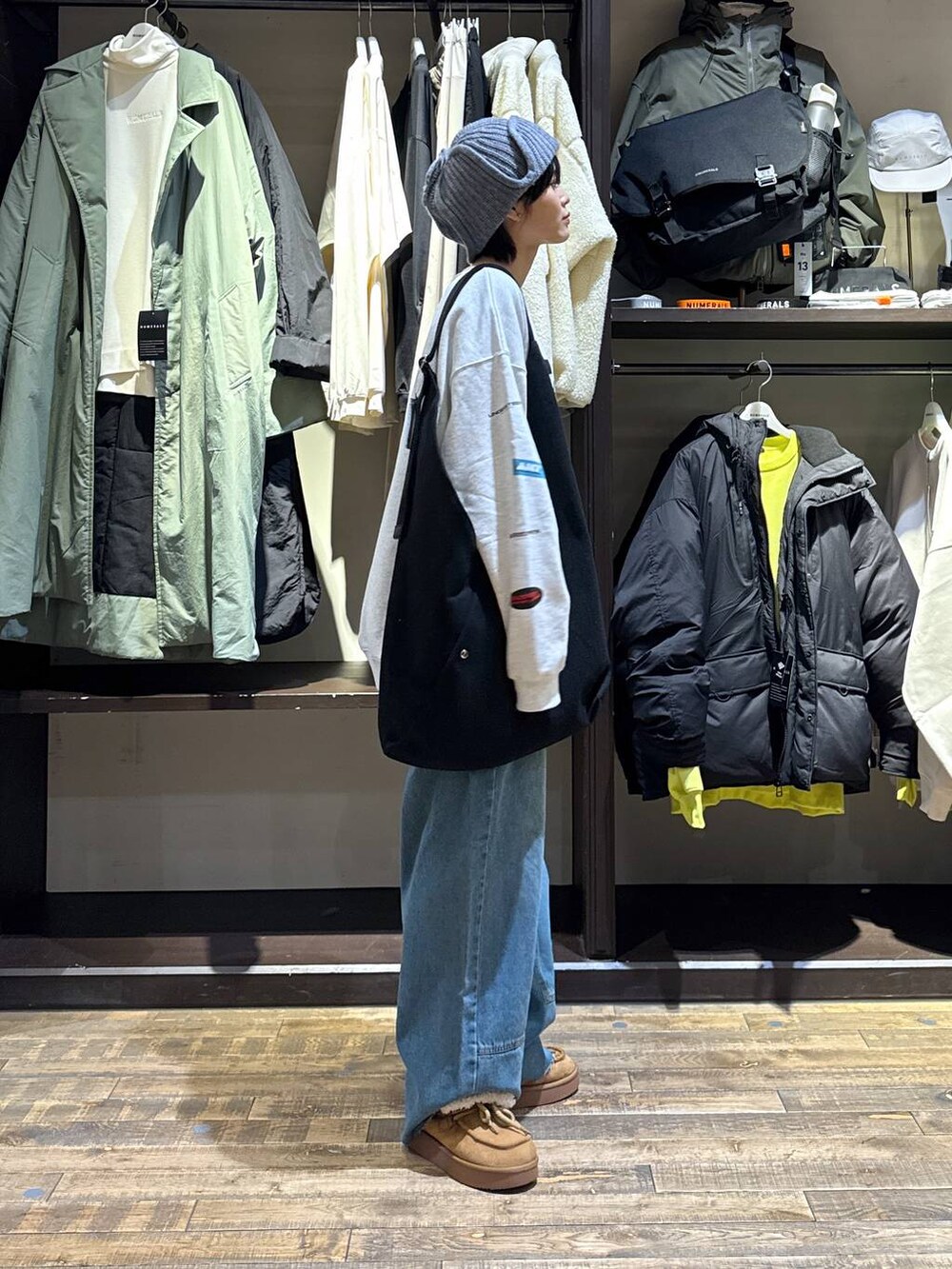 イエロー系のモカシン/デッキシューズ、ブラック系のトートバッグ、グレー系のスウェットを着用したレディースの冬コーディネートの3枚目の写真