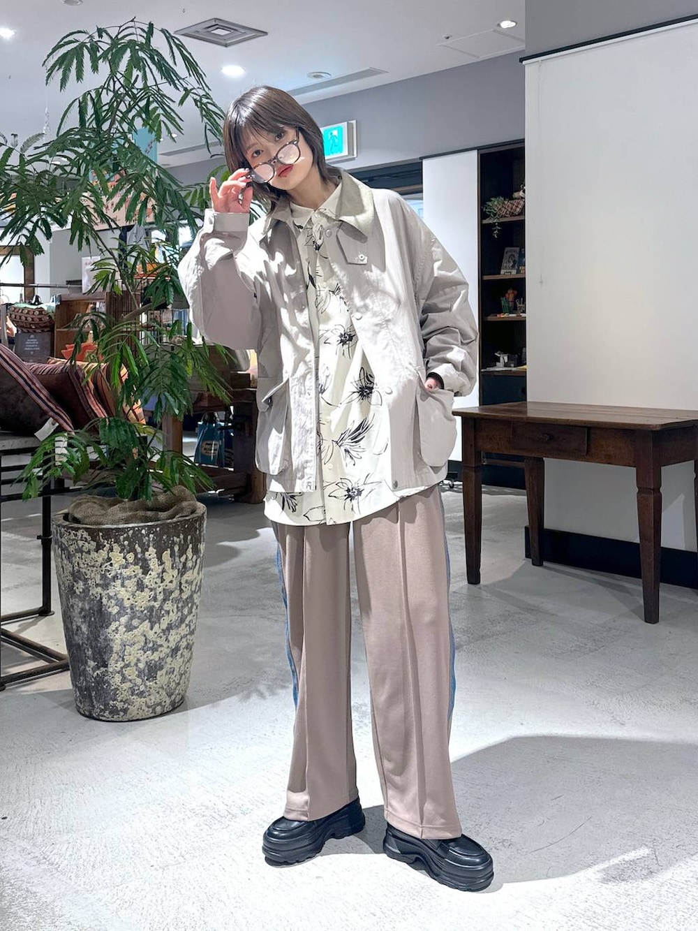 ブラック系のローファー、ブラウン系のその他パンツ、ベージュ系のシャツ/ブラウスを着用したメンズの冬コーディネートの5枚目の写真