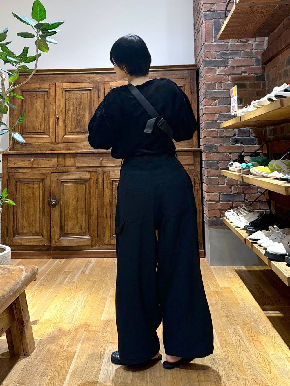 ブラック系のその他パンツ、ブラック系のTシャツ/カットソー、ブラック系のボディバッグ/ウエストポーチを着用したレディースの秋コーディネートの3枚目の写真