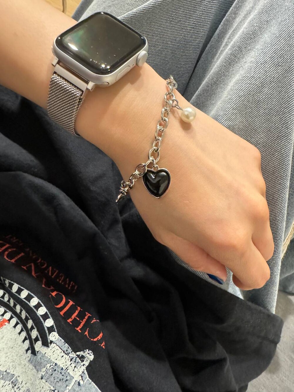 ブラック系のTシャツ/カットソー、グレー系のブレスレットを着用したレディースの夏コーディネートの2枚目の写真