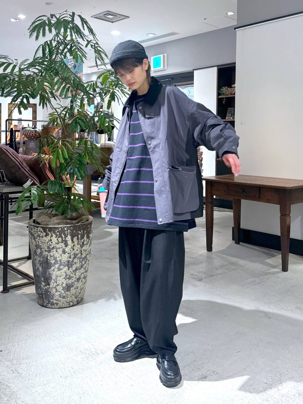 ブラック系のローファー、ブラック系のスラックス、グレー系のブルゾンを着用したレディースの冬コーディネートの4枚目の写真