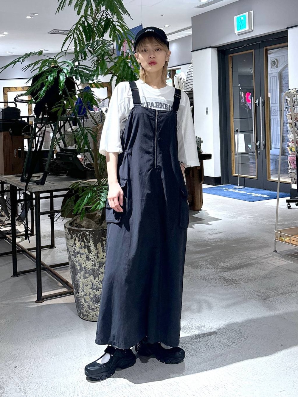 「メンズライク、ストリート、ユニセックス、カジュアル、niko and ...、春コーデ、モノトーン、キャップ」｜「niko and...のメッシュナンバリングプルオーバー（Tシャツ/カットソー、ホワイト系）」を使った、もずさん（レディース・165cm）の春コーディネートの5枚目の写真
