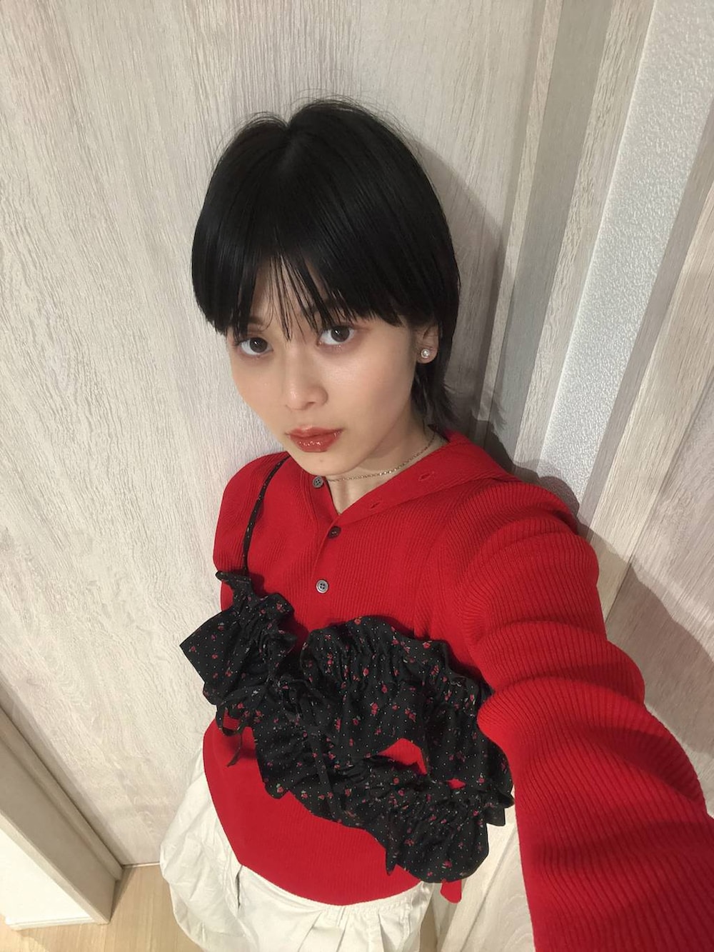 その他のその他トップス、レッド系のニット/セーターを着用したレディースの冬コーディネートの2枚目の写真