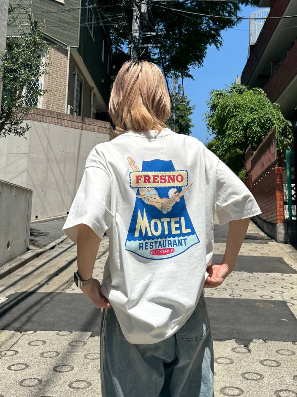 ベージュ系のサンダルを着用したレディースの夏コーディネートの3枚目の写真