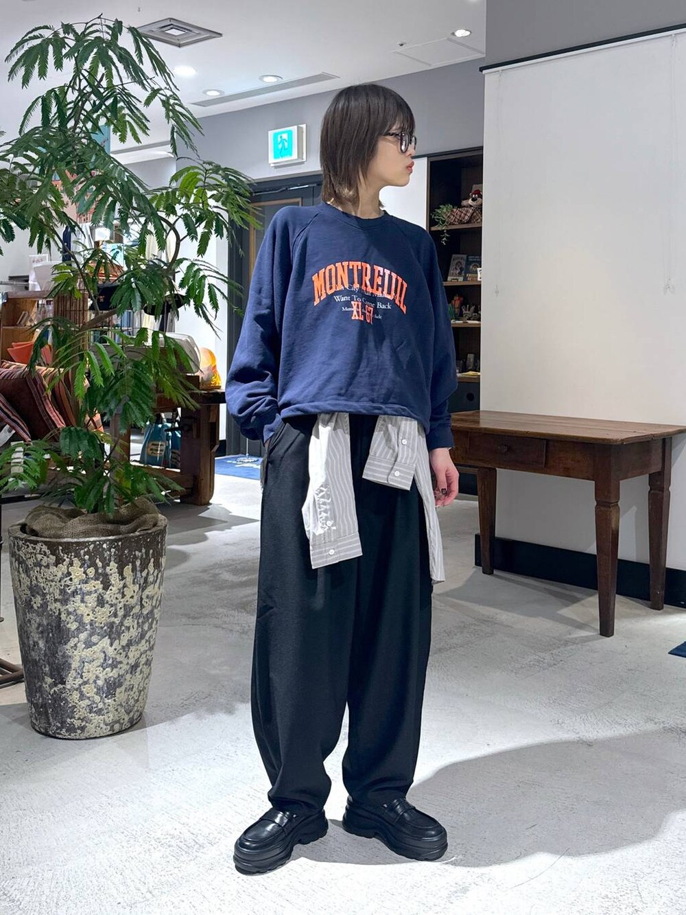 ブラック系のローファー、グレー系のシャツ/ブラウス、ブラック系のスラックスを着用したメンズの冬コーディネートの2枚目の写真