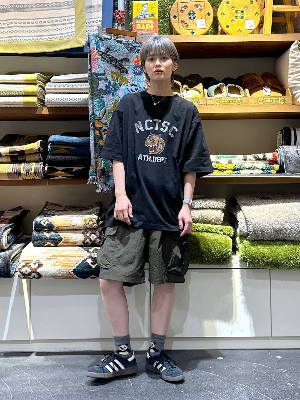 グリーン系のカーゴパンツ、ブラック系のTシャツ/カットソーを着用したレディースの夏コーディネートの7枚目の写真