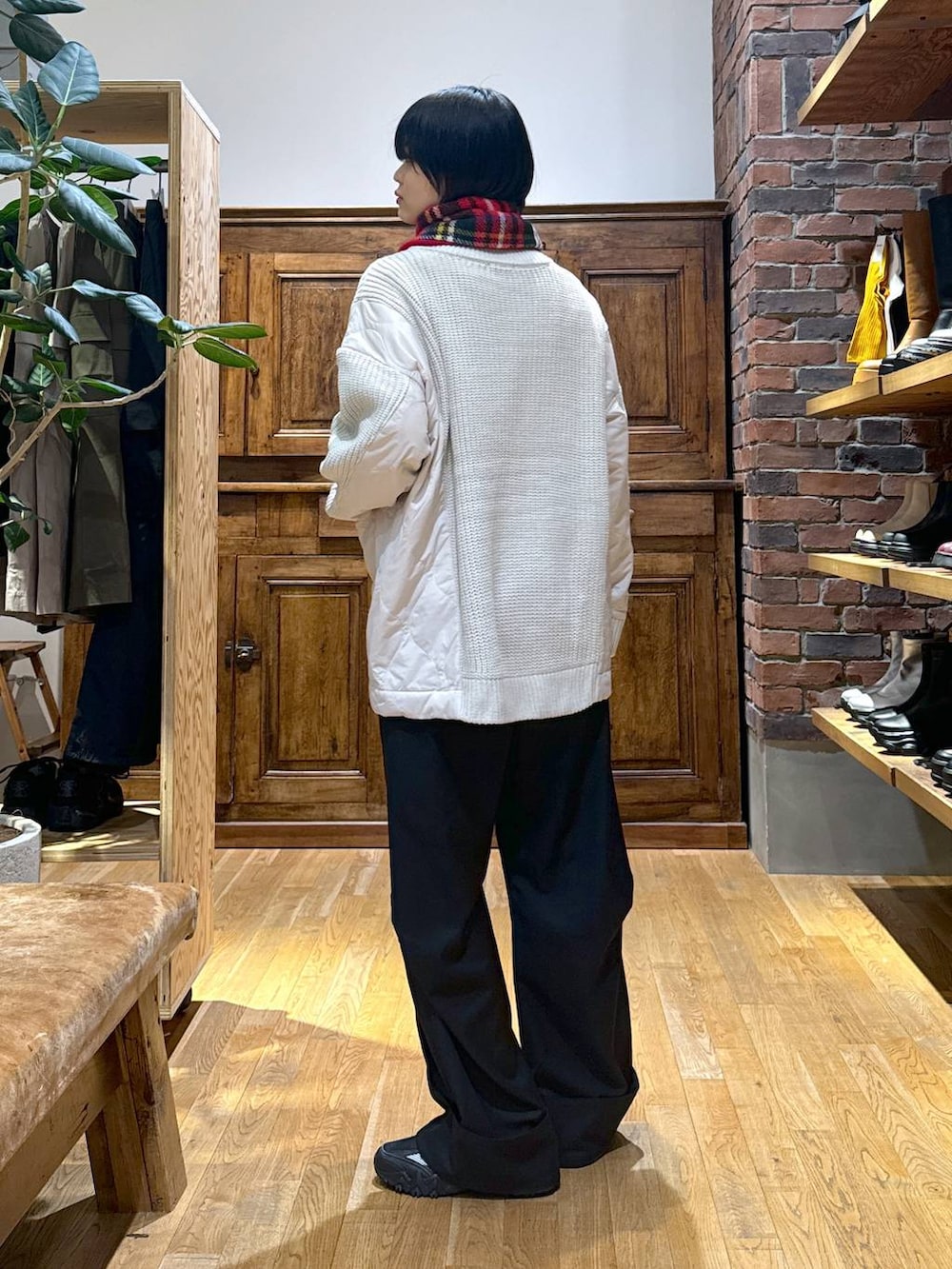 ブラック系のスニーカー、ベージュ系のブルゾン、レッド系のストール/ショールを着用したレディースの秋コーディネートの4枚目の写真