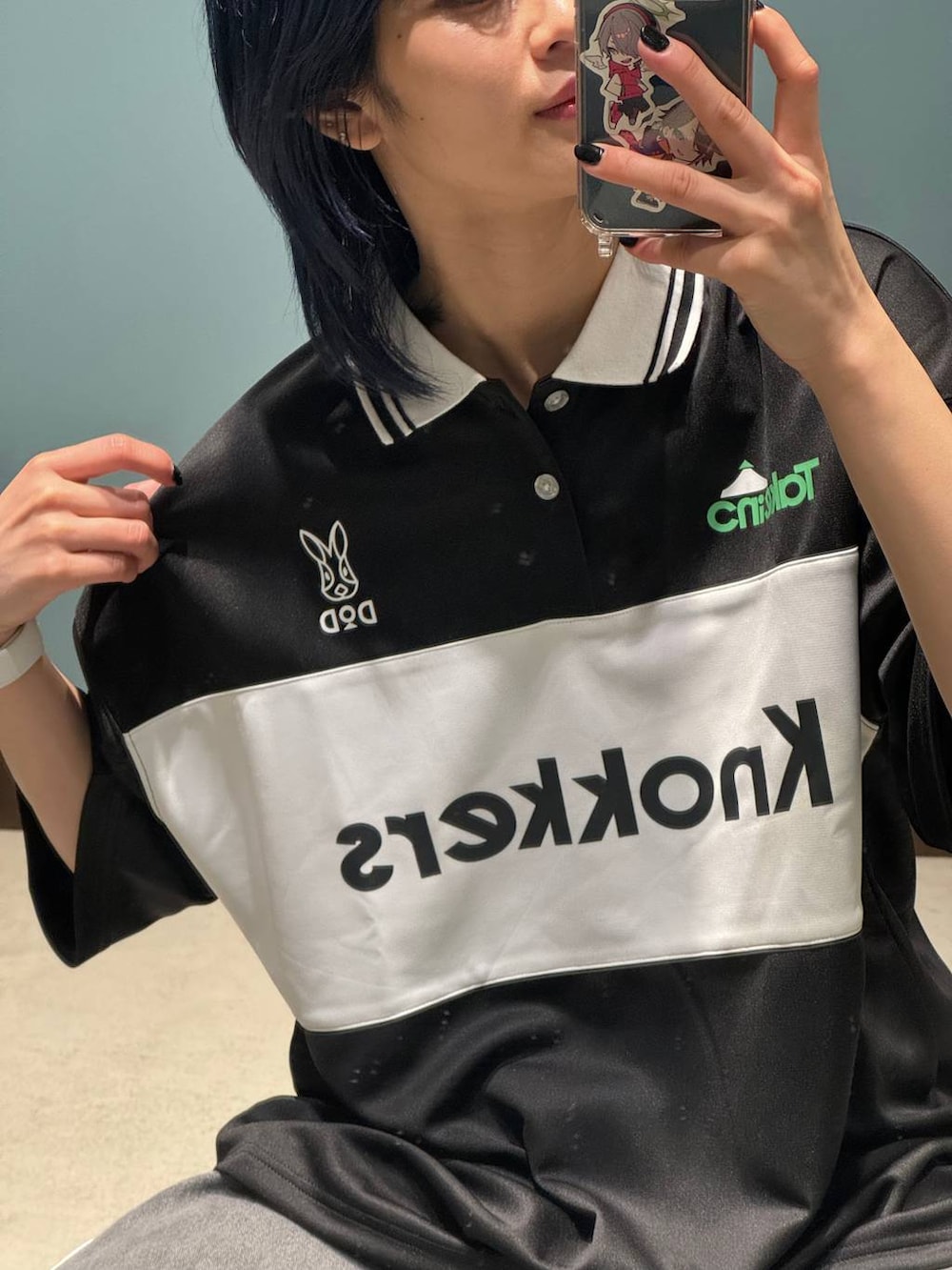 ブラック系のTシャツ/カットソーを着用したレディースの春コーディネートの5枚目の写真