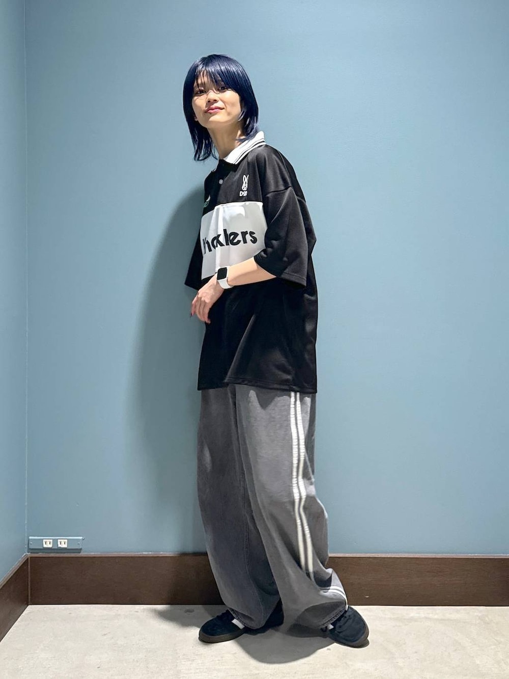 ブラック系のTシャツ/カットソーを着用したレディースの春コーディネートの3枚目の写真