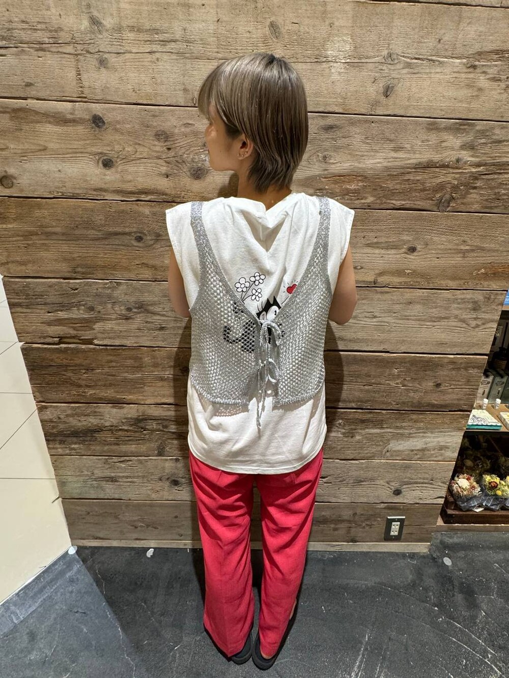 グレー系のキャミソール、ピンク系のその他パンツを着用したレディースの夏コーディネートの4枚目の写真