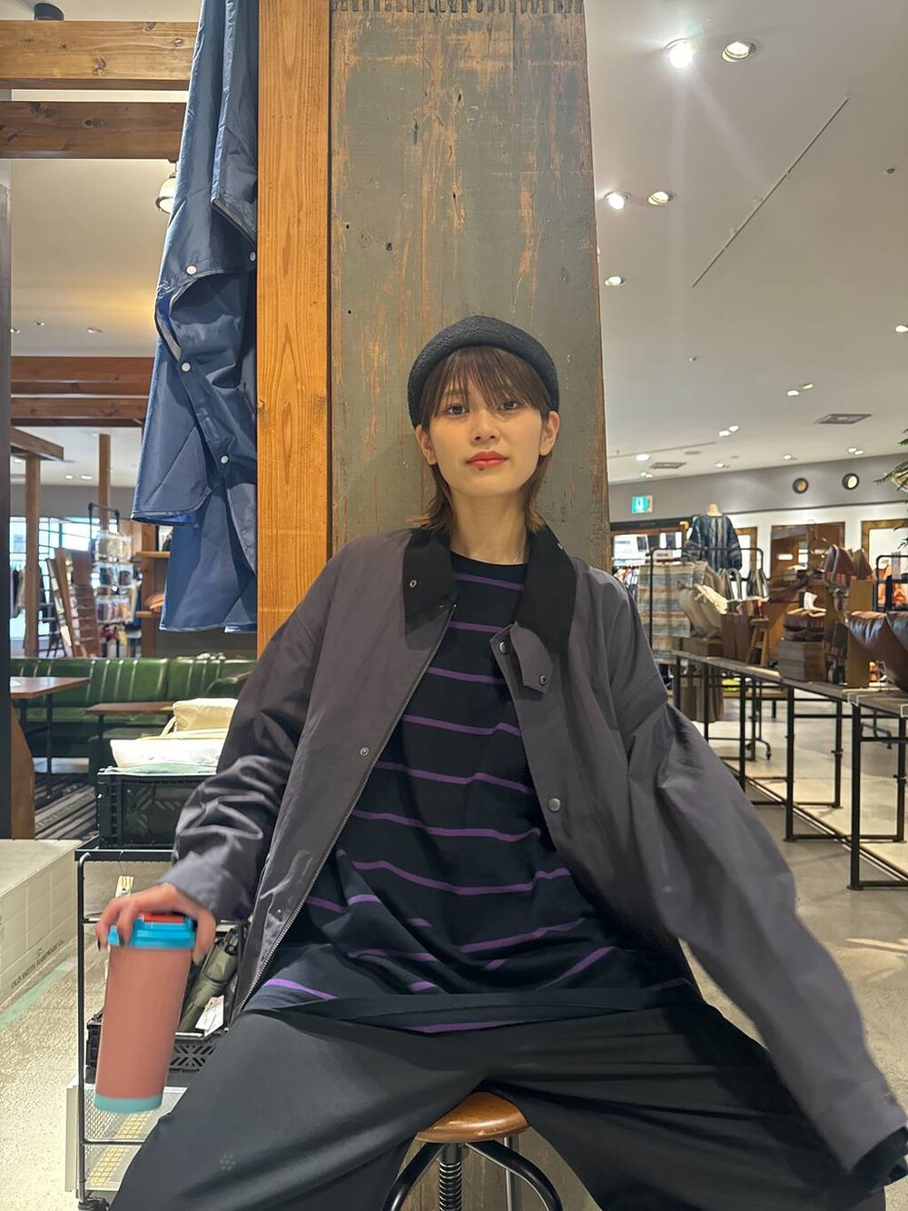 ブラック系のローファー、ブラック系のスラックス、グレー系のブルゾンを着用したレディースの冬コーディネートの2枚目の写真