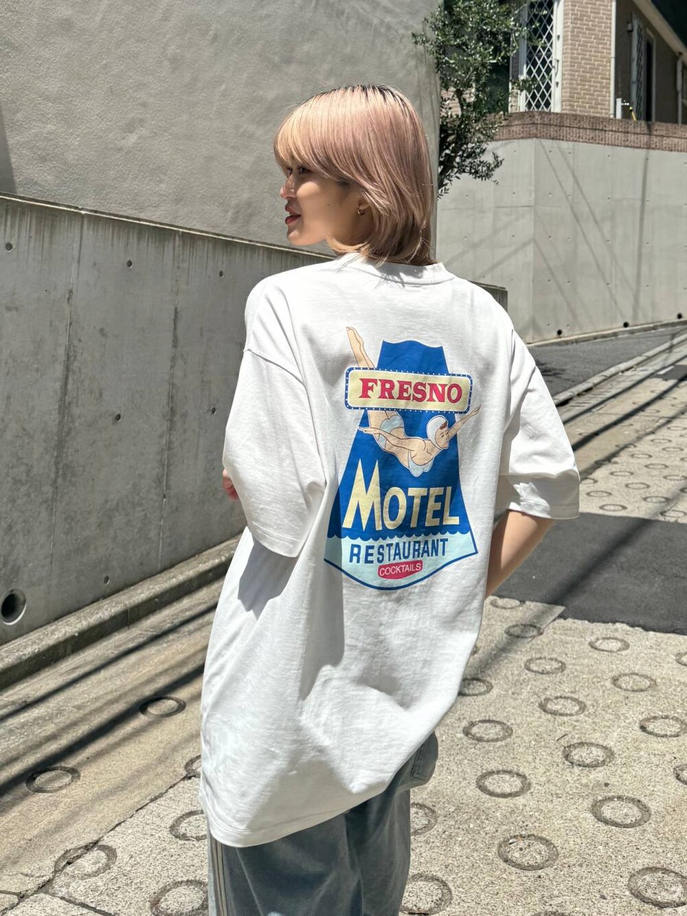 ベージュ系のサンダルを着用したレディースの夏コーディネートの4枚目の写真