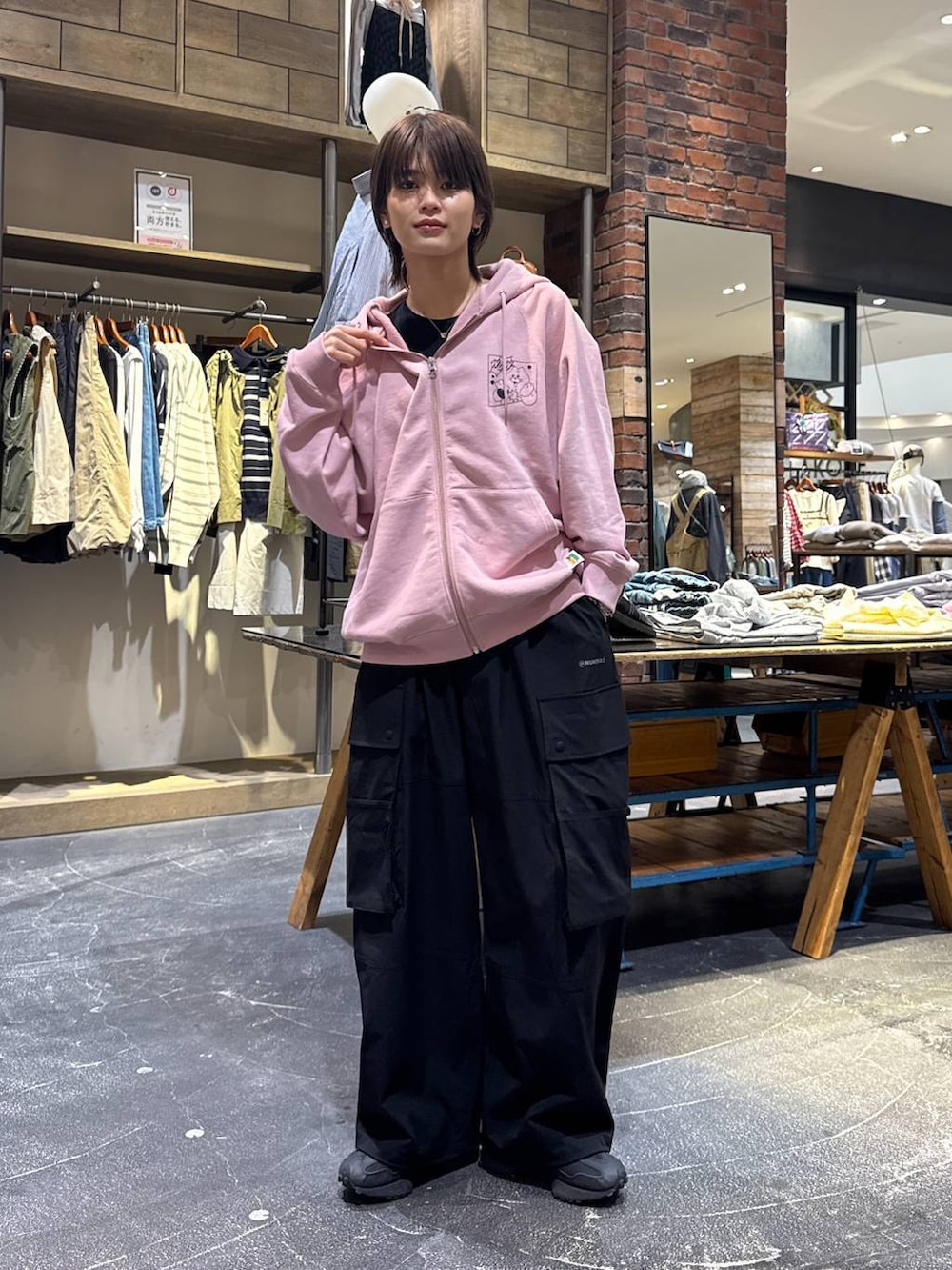 「ワントーン、カジュアル、韓国系、春コーデ、骨格ウェーブ、高身長、niko and ...、パーカー」｜「NEW BALANCEの【New Balance(ニューバランス)】WS327 TBC（スニーカー、ブラック系）」を使った、もずさん（レディース・165cm）の春コーディネートの2枚目の写真