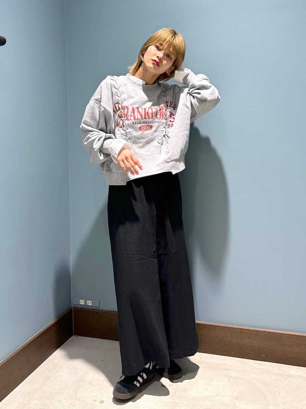 グレー系のTシャツ/カットソー、ホワイト系のシャツ/ブラウス、ブラック系のその他パンツを着用したレディースの春コーディネートの2枚目の写真