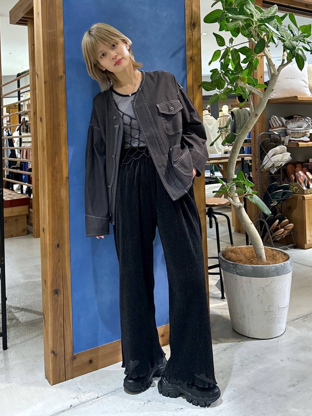 ブラック系のベスト、ブラック系のスニーカーを着用したレディースの春コーディネートの2枚目の写真