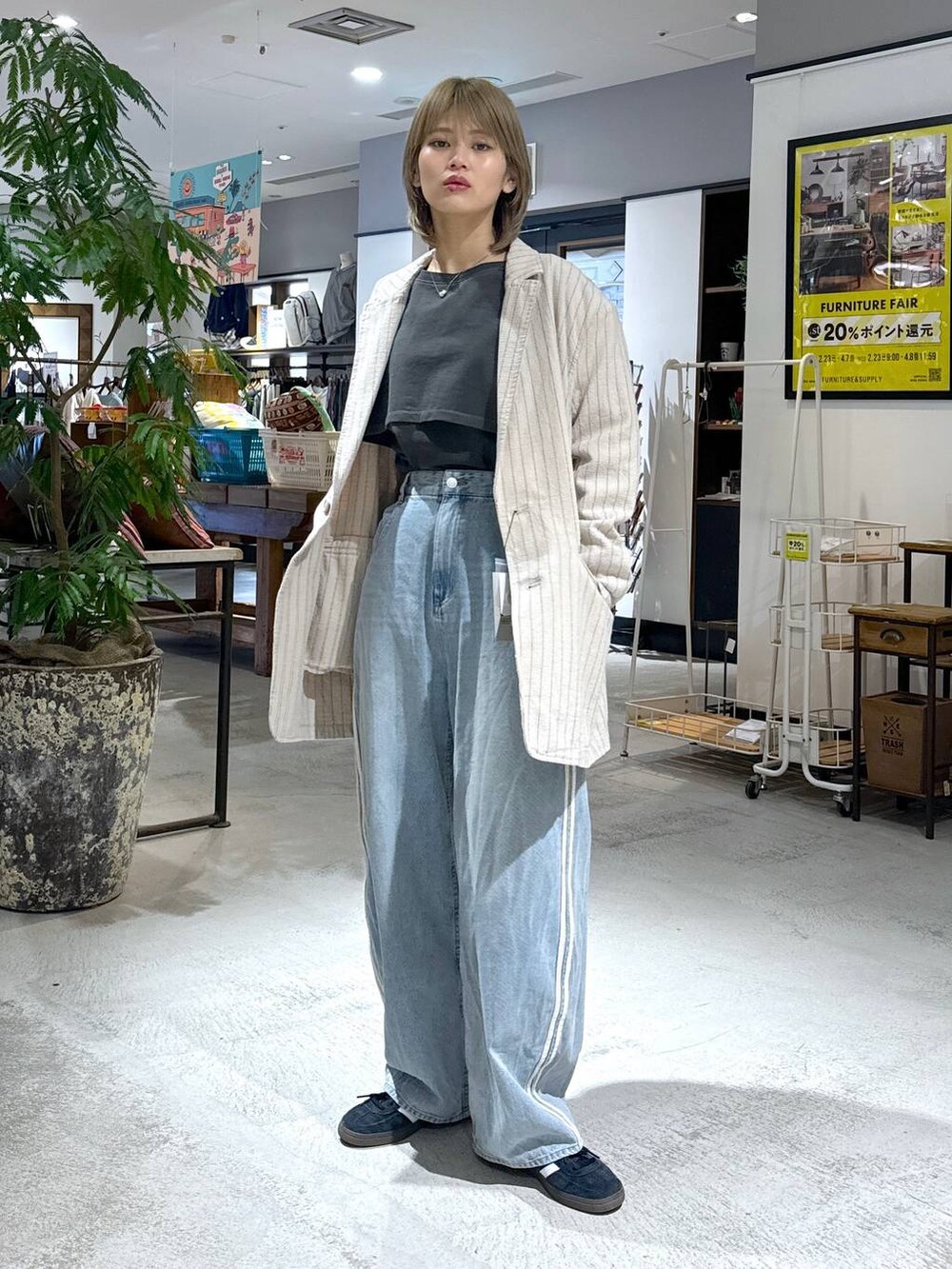 ベージュ系のテーラードジャケット、グレー系のTシャツ/カットソーを着用したレディースの冬コーディネートの2枚目の写真