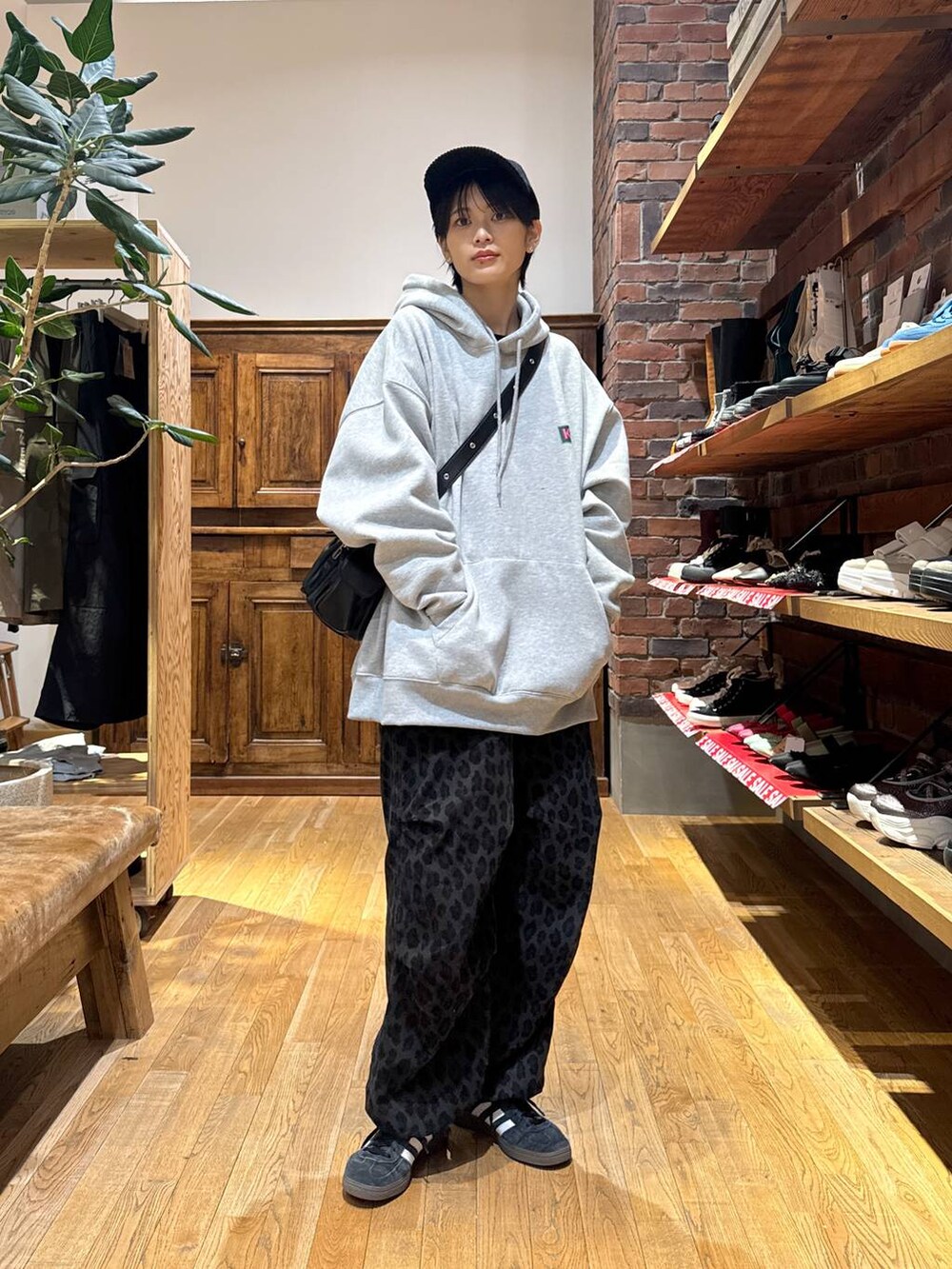 ブラック系のショルダーバッグ、ブラック系のキャップを着用したレディースの冬コーディネートの3枚目の写真