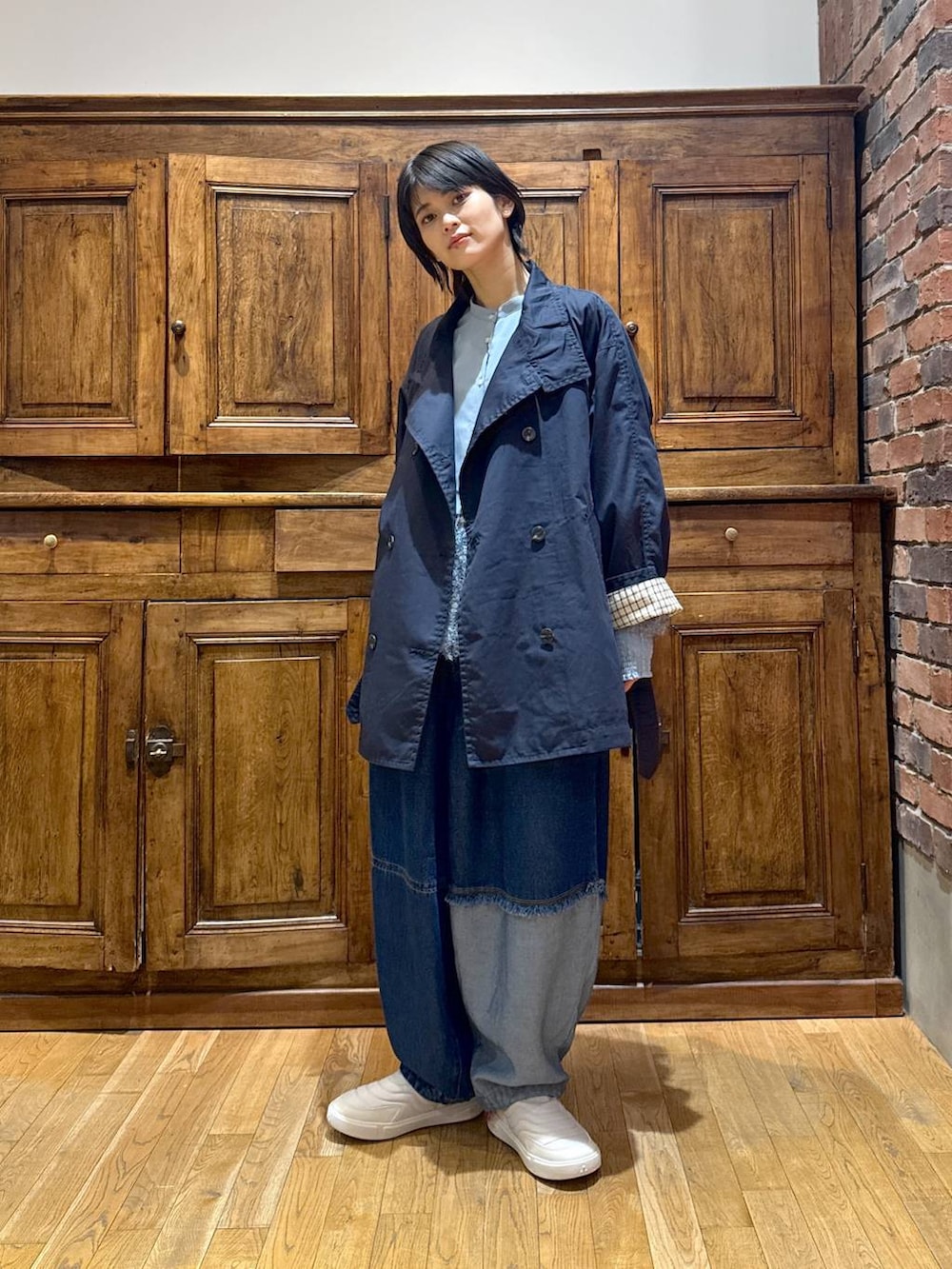 ブルー系のトレンチコート、ブルー系のデニムパンツ、ブルー系のシャツ/ブラウスを着用したレディースの冬コーディネートの5枚目の写真
