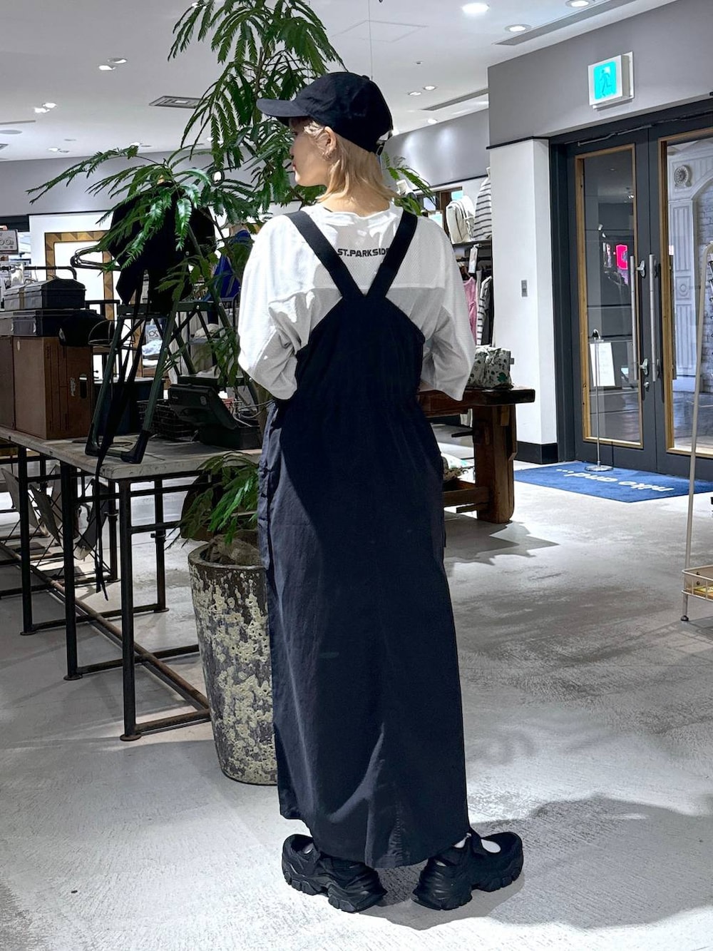 「メンズライク、ストリート、ユニセックス、カジュアル、niko and ...、春コーデ、モノトーン、キャップ」｜「niko and...のメッシュナンバリングプルオーバー（Tシャツ/カットソー、ホワイト系）」を使った、もずさん（レディース・165cm）の春コーディネートの4枚目の写真