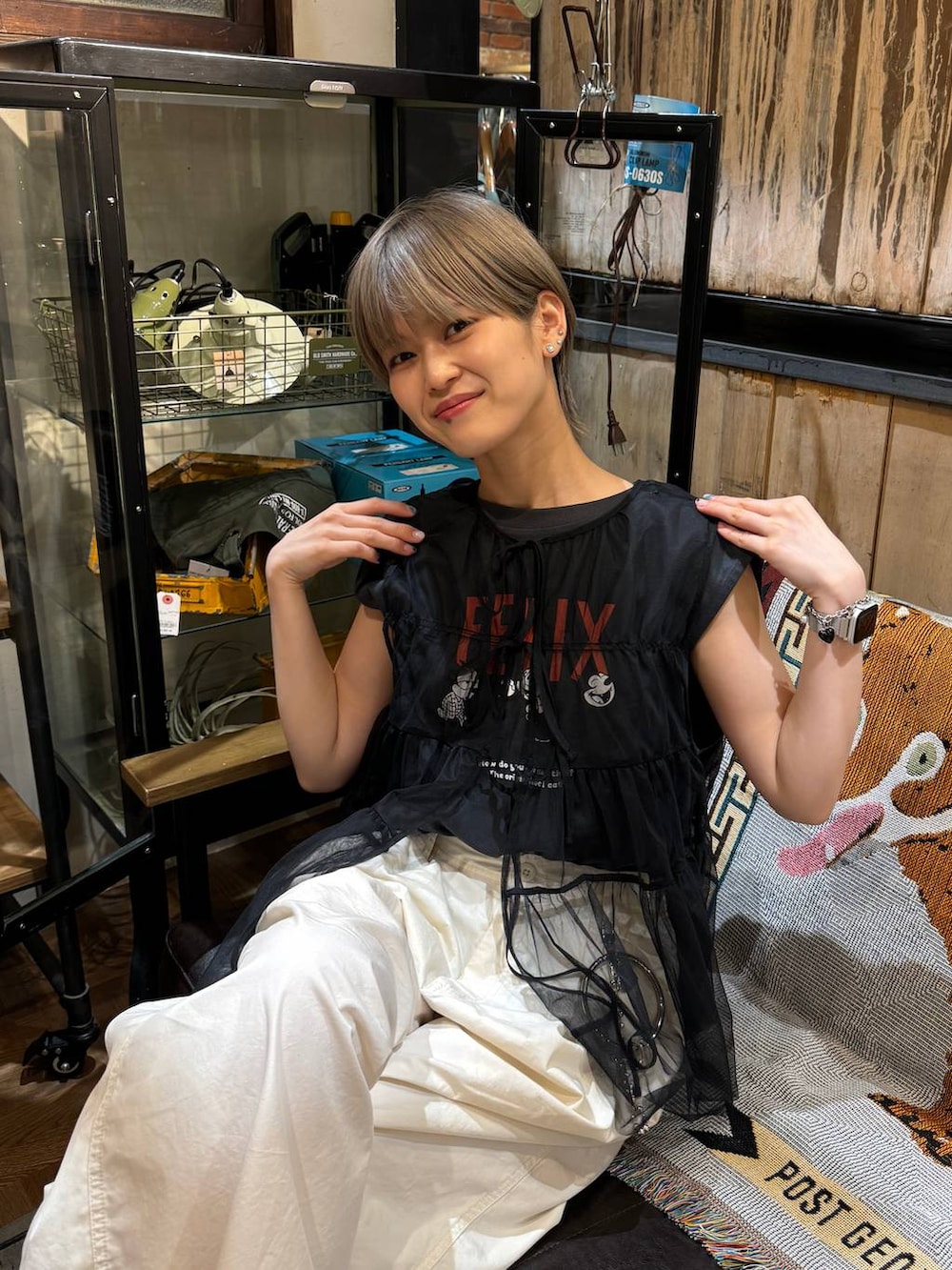 ベージュ系のその他パンツ、ブラック系のベストを着用したレディースの夏コーディネートの3枚目の写真