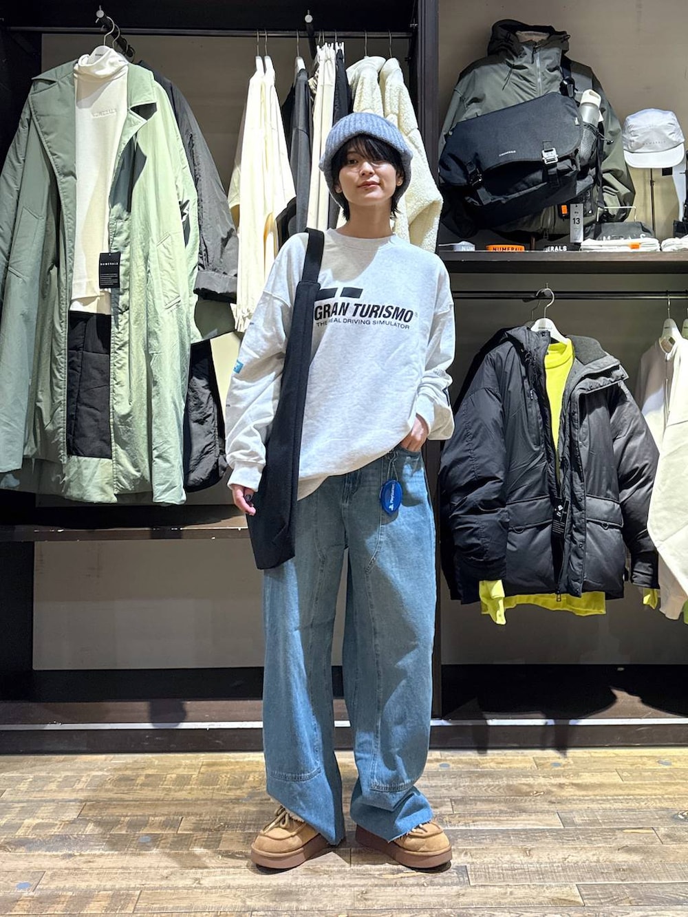 イエロー系のモカシン/デッキシューズ、ブラック系のトートバッグ、グレー系のスウェットを着用したレディースの冬コーディネートの4枚目の写真